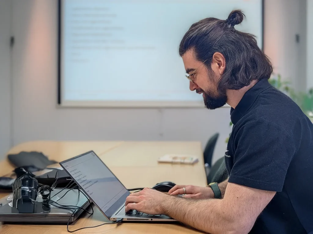 astian Kohlmann bereitet den Lagerströme-Workshop für die Kollegen vor.