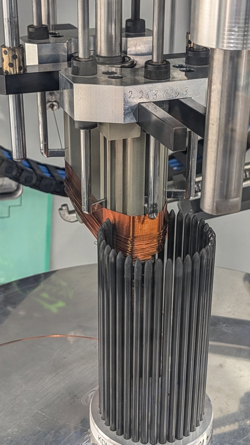 Spulen werden im Spulenwickelautomaten hergestellt