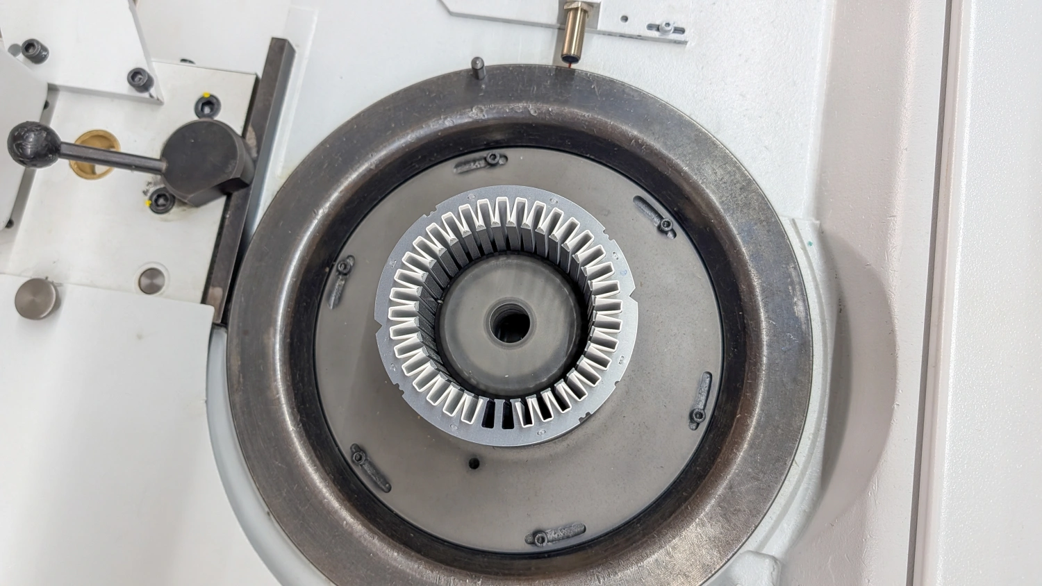 Isolationspapiere werden in die Nuten des Stators eingebracht